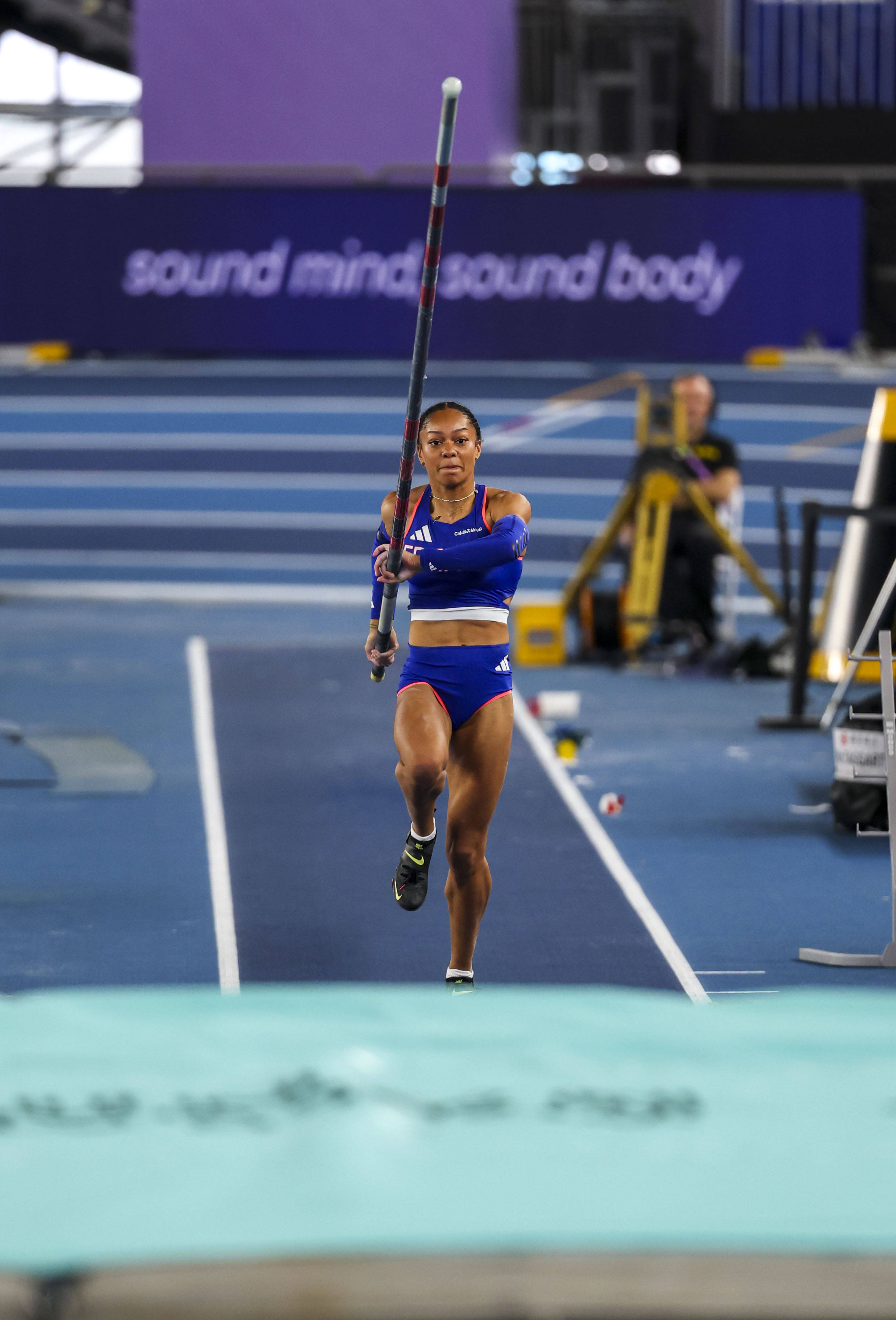 包含法国女子蹦床选手稳定发挥，获得第一名的词条