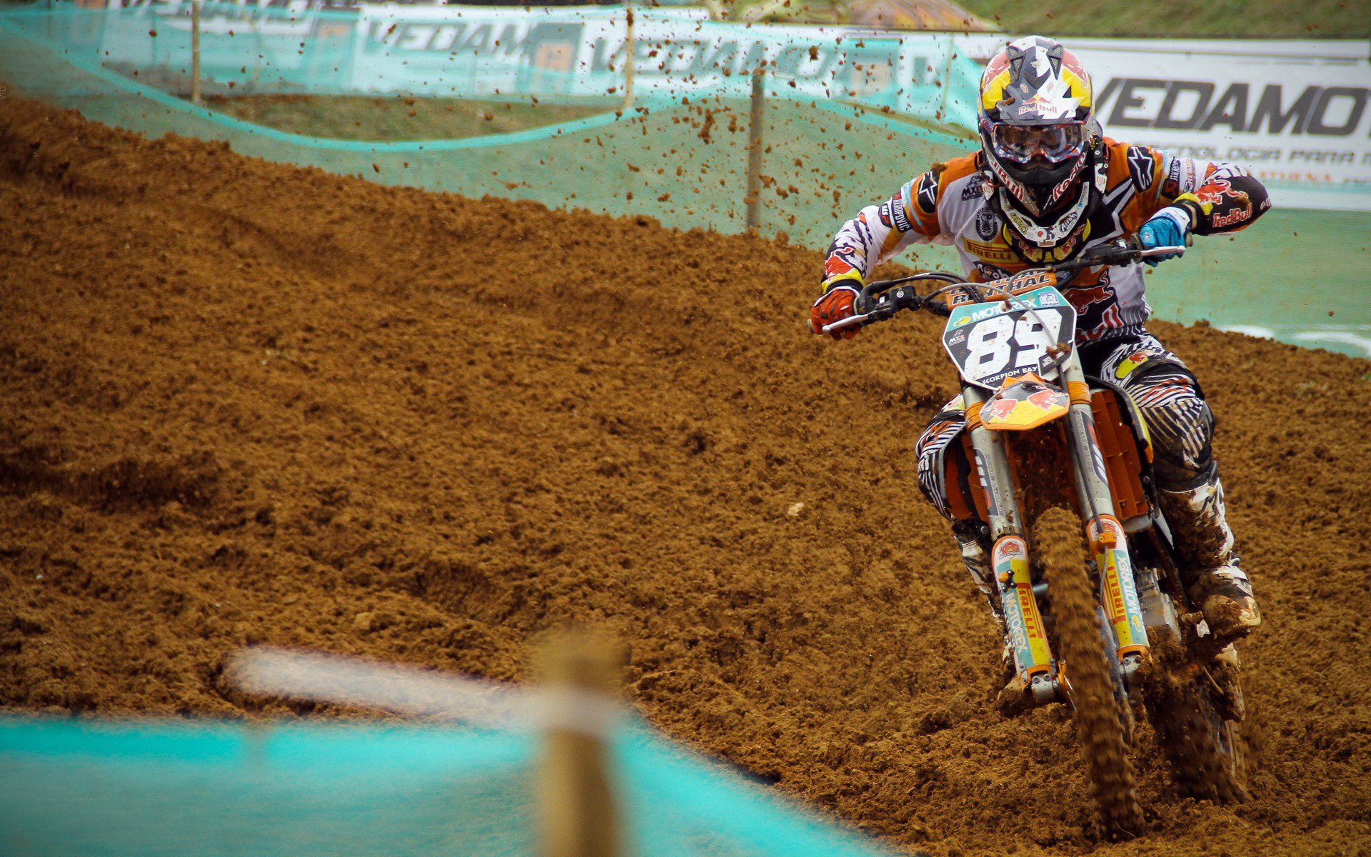 绿茵双线叙事，皇马铁血连胜映衬哈兰德登顶之路