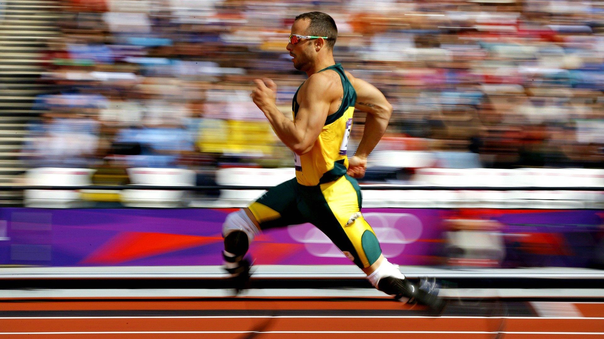 赛道与球场的双重奇迹，库里F1街道赛称王，广东队爆冷击败步行者