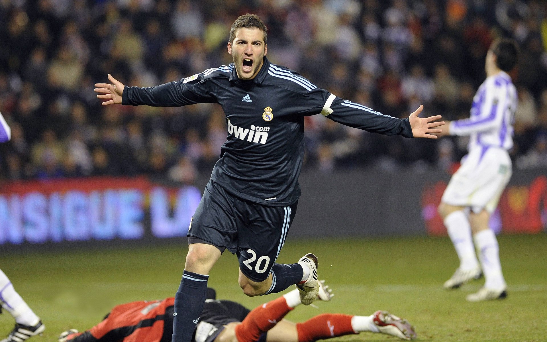 跨界突围，从足球场到F1赛道，孙兴慜的关键战启示录