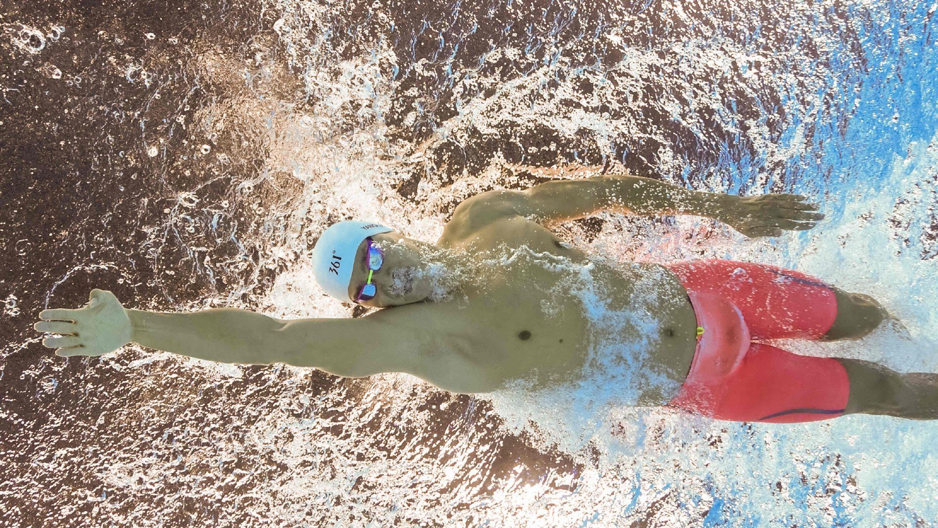 绝境逆袭！阿隆索点燃赛场，哈斯车队史诗级险胜红牛