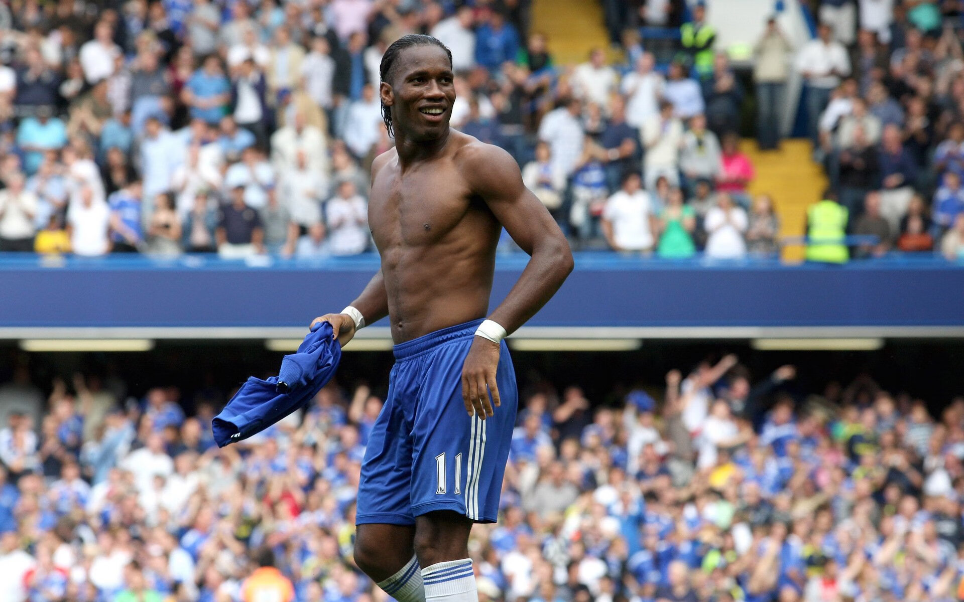 红色闪电与蓝色火焰，法拉利完胜索伯，佩雷兹点燃赛场之夜